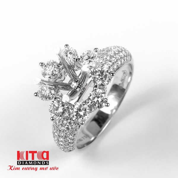 Nữ trang có Kim Cương được đính chấu cao